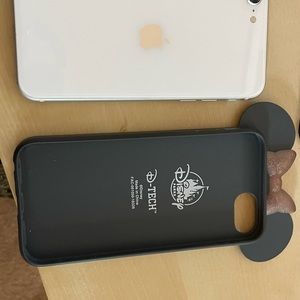 Verizon IPhone SE 2nd gen with Minnie Mouse case